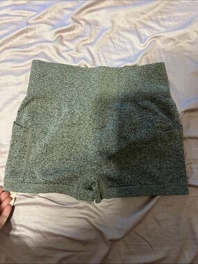 High-Waist Seamless Performance Shorts in Olive